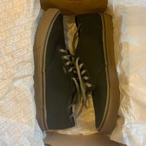 Black and Tan Vans gum era, men’s size 10.5.